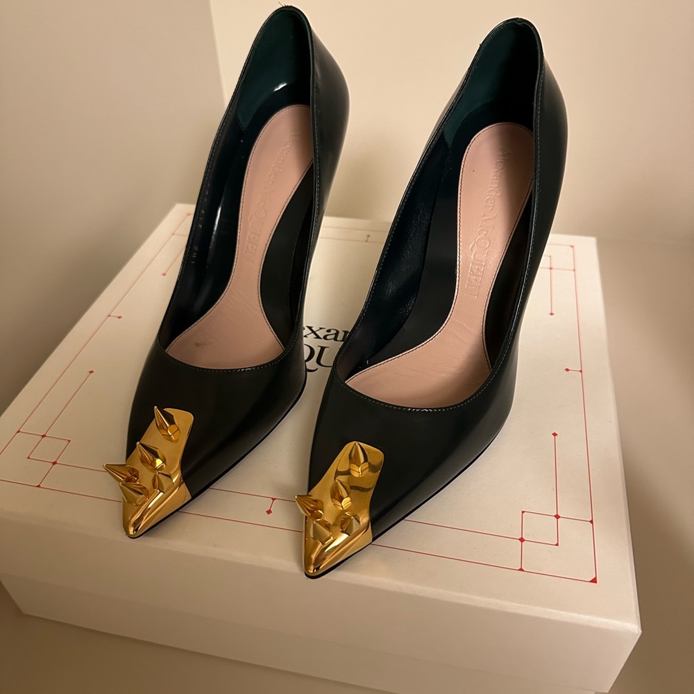 Alexander McQueen heels - dark green with gold accents. Size 38